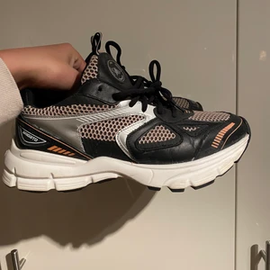 Axel arigato stl 42 - Säljer ett par Axel Arigato skor ny skick (använda tre gånger). Köpte dom för 2300 säljer dom för 1000.