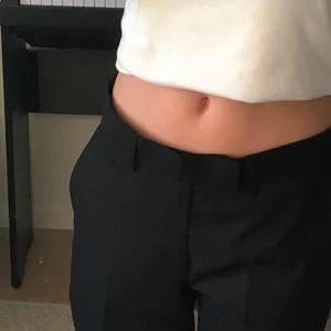 lågmidjade kostymbyxor  - svarta lågmidjade kostymbyxor köpta secondhand men har aldrig använts utav mig, superfint skick! storlek 32/34 men passar mig som bär xs-s! jag är 158, och de är för långa för mig. frakt ingår ej, kram❤️