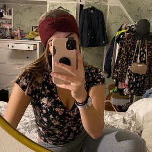 Pannband - Stickar egna pannband med knut-design i olika färger, denna är bland annat en utav de jag hr som e klara att kunna säljas till den som vill köpa!🥰🥰