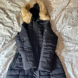 Vinterjacka  - En varm och skön jacka, som både är lång och täcker rumpan. Jackan är andvänd 2 ggr.                                         Ny pris: 3000kr.                                                           Ny jag säljer jackan för 1000kr 