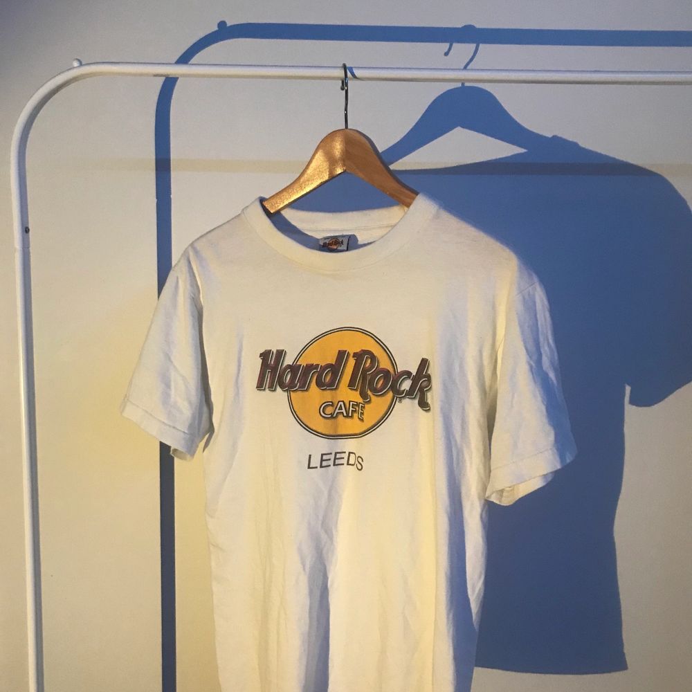 Vit Hard Rock Cafe t-shirt från Leeds med original trycket, storlek small. Original trycket med en retro touch.. T-shirts.