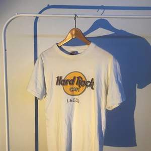 Vit Hard Rock Cafe t-shirt från Leeds med original trycket, storlek small. Original trycket med en retro touch.