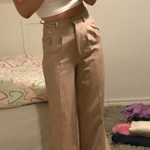 Kostymbyxor  - Beiga kostymbyxor från bikbok, nypris 499kr💕 Storlek 34 och är bra längd för mig som är 169, ner till fötterna:) Pris: 170kr +frakt 66kr