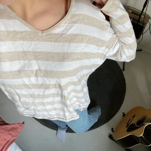Randig tröja - Jättefin randig tröja men är oversized, inga defekter💞