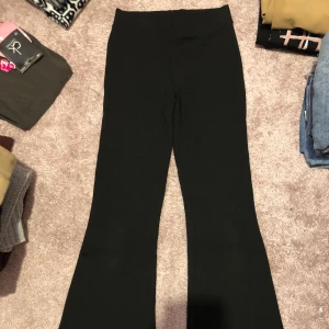 Byxor från Gina stl xs - Fina byxor från gina som aldrig kmr till användning. 