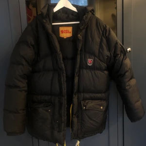 Fjällräven jacka  - Säljer nu min fjällräven jacka. Den är i jätte bra skick. Den är i storlek xxxs dam men jag skulle säga att den passar upp till M, jag är en M och den sitter stort på mej. Men det är för den är stor i storleken. Nypris är 6000kr men tänker att jag har budgivning om det är många intresserade. Isåfall så budar man med 50kr emellan💕💕