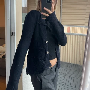 100% Alpacka kofta - Hej! Jag säljer en så cool stickad kofta i 100% Alpackaull!!❤️‍🔥 Storlek S🖤
