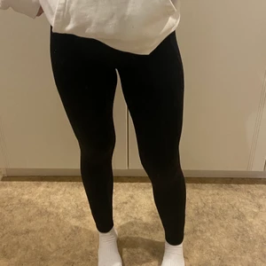 h&m träningstights - helsvarta träningstights ifrån h&m strl s. 50kr + frakt❤️