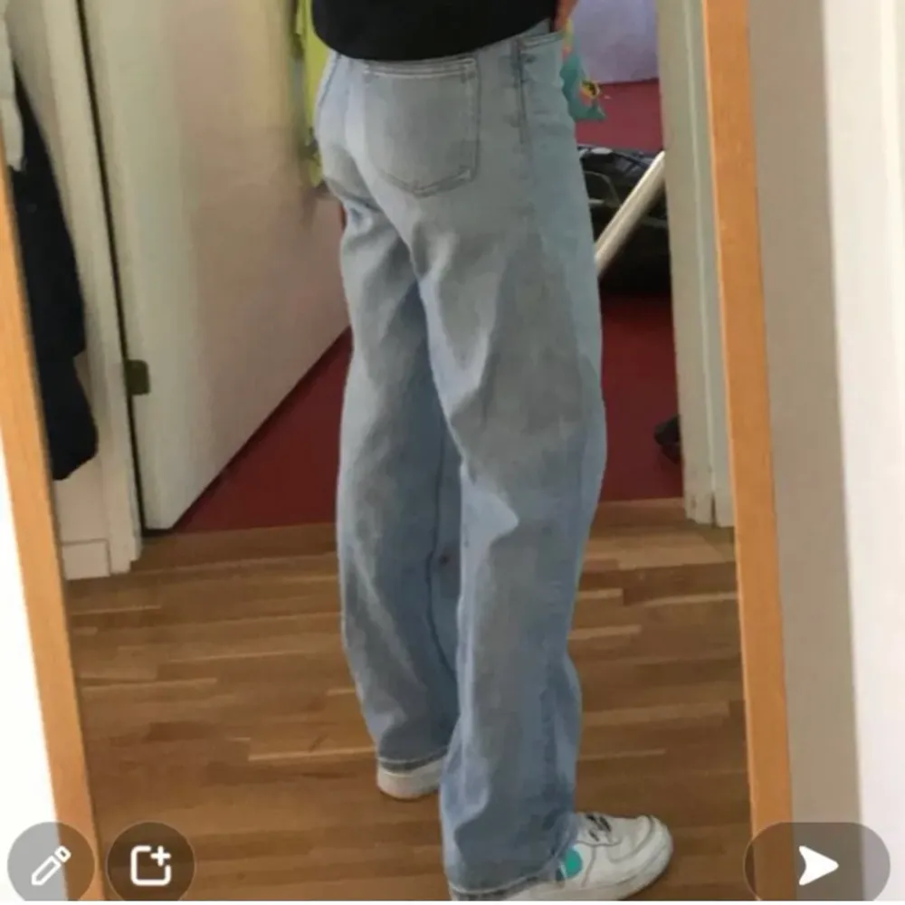 Ljusa raka jeans från monki, modell Taiki. Inte säker på vilken storlek men ungefär 34/S/xs. Köparen står för frakten! Hör av dig om du är intresserad (kolla gärna min profil för andra annonser). Jeans & Byxor.