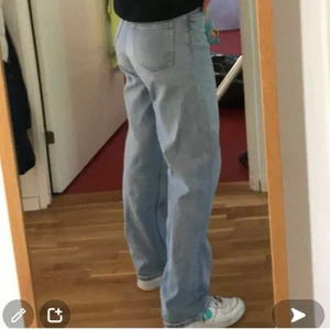 Straightleg jeans - Ljusa raka jeans från monki, modell Taiki. Inte säker på vilken storlek men ungefär 34/S/xs. Köparen står för frakten! Hör av dig om du är intresserad (kolla gärna min profil för andra annonser)