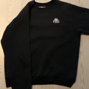 kappa - säljer denna kappa crewneck då den inte kommer till användning länge. Köpt på hollywood för ganska längesedan. Inga skador på tröjan dock har den tappat lite av sin gamla färg. cond 7/10