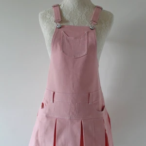 catgirl klänning - jättegullig katt hängselklänning som jag köpte online som tyvärr var för liten😢 knapparna där fram är som björnar