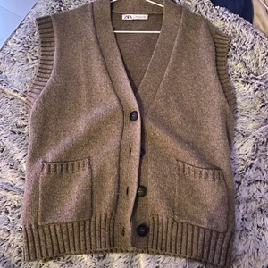 Stickad väst - Snygg väst från zara, använt 2-3 gånger