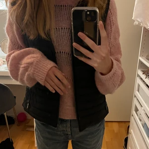 Väst - Säljer min väst från zara som är använd endast en gång! Den är därför i nyskick och säljer eftersom attd en inte kommer till användning. Kan vid intresse skicka föer bilder.