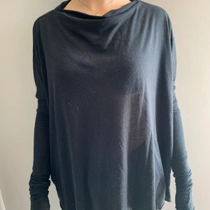 Fin tröja från By Malene Birger - Finlångärmad med fin och unik urringning vid nyckelbenen. Storlek S. 