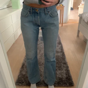 Lee Jeans - Säljer mina sååå snygga jeans från Lee! Är min mosters gamla och vintage 😍😍 Säljer för att dem tyvärr är lite för korta på mig som är 176 cm :( sitter annars så snyggt!! Midrise och lite utsvängda. Hittar ingen strl på dem men passar perfekt på mig som brukar ha 36😍 byxorna är lite slitna vid hälarna och ett av knäna, men inget som riktigt syns. Skriv så skickar jag bilder på det:)  