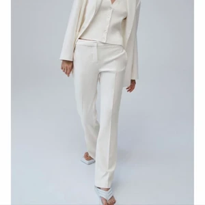 Vita byxor zara - Funderar på att sälja dessa zara byxor pågrund av att dom blivit för stora i midjan och för långa. Storlek S  använda bara en gång i somras 