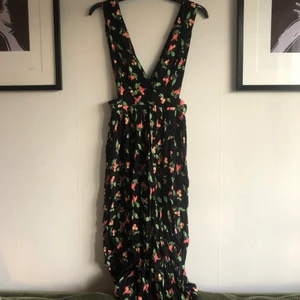 Klänning från H&M trend - Säljer en klänning / kjol med hängslen från Hm trend! Använd två gånger men är som ny! Material: 100% viscose! slits nertill 🌟