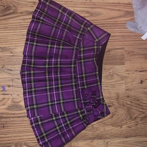 Punk kjol - Snygg punk kjol från banned, köp på plick för ett tag sen men har aldrig använts av mig! Tyvärr för liten för mig:/ 