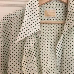 Prickig kortärmad skjorta - Grönprickig kortärmad skjorta💖 figursydd men fungerar oversized