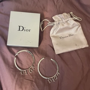 Äkta dior örhängen  - Världens snyggaste dior örhängen, säljer endast pga att jag bara använder guld. 