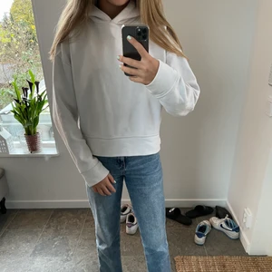Vit hoodie - Säljer denna vita kortare hoodie som kommer från zara. Storleken är okänd, men passar mig som är en xs/s. Köpt för ungefär 200, men säljer för 100 kr + frakt📸⚡️