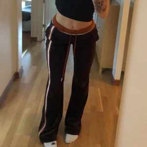 Jaded London Sweatpants  - Jätte snygga mys byxor från Jaded London som jag älskar. Måste tyvärr sälja pågrund av pengar brist. Lite slitna längst ner men annars i ett generellt bra skick.
