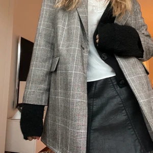 Rutig blazer - Zara blazer köpt för ungefär 350 kr. Knappt använd💗 den är ganska oversized och passar perfekt till våren. Skriv för frågor💐💐