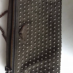 Zadig & Voltaire väska - Zadig & Voltaire väska i grå mocka med studs. Mycket gott skick!        Fler bilder kommer!