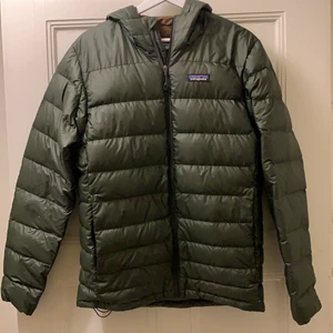 Patagonia Hi-Loft Down Jacket - Säljer min fina jacka från Patagonia efter endast några användningar då den inte var riktigt rätt i storleken. Skicket är väldigt fint. Nypris ligger på 3200kr. 