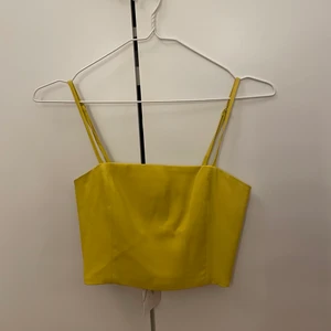 Gult linne från Zara - Gult croppat linne från Zara med dragkedja. Storlek M. 