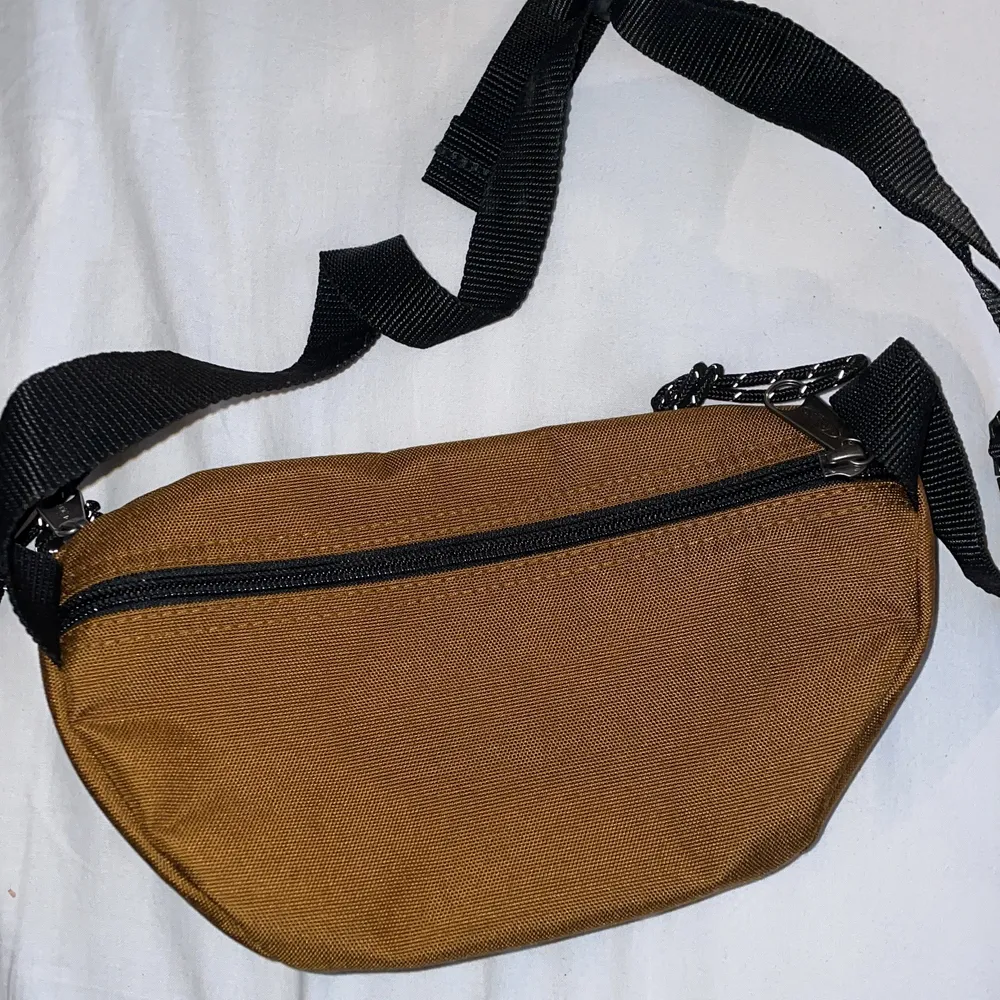 En brun eastpak väska, superbra skick! Använd någon gång bara💓 Nypris: ca 300kr . Väskor.