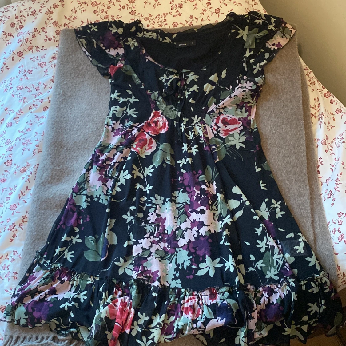 Svart blommig klänning - 90