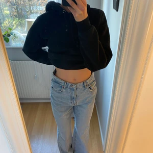 ZARA Jeans - Zara jeans i modellen ”The 90’s full length”, jag har klippt egen slits på dem. Säljes för att de köptes i fel storlek. Jag är 175 och skulle säga att de passar någon mellan 170-175. Köptes för 400kr. Använda 1 gång, givetvis nytvättade KÖPAREN STÅR FÖR FRAK!!!💕