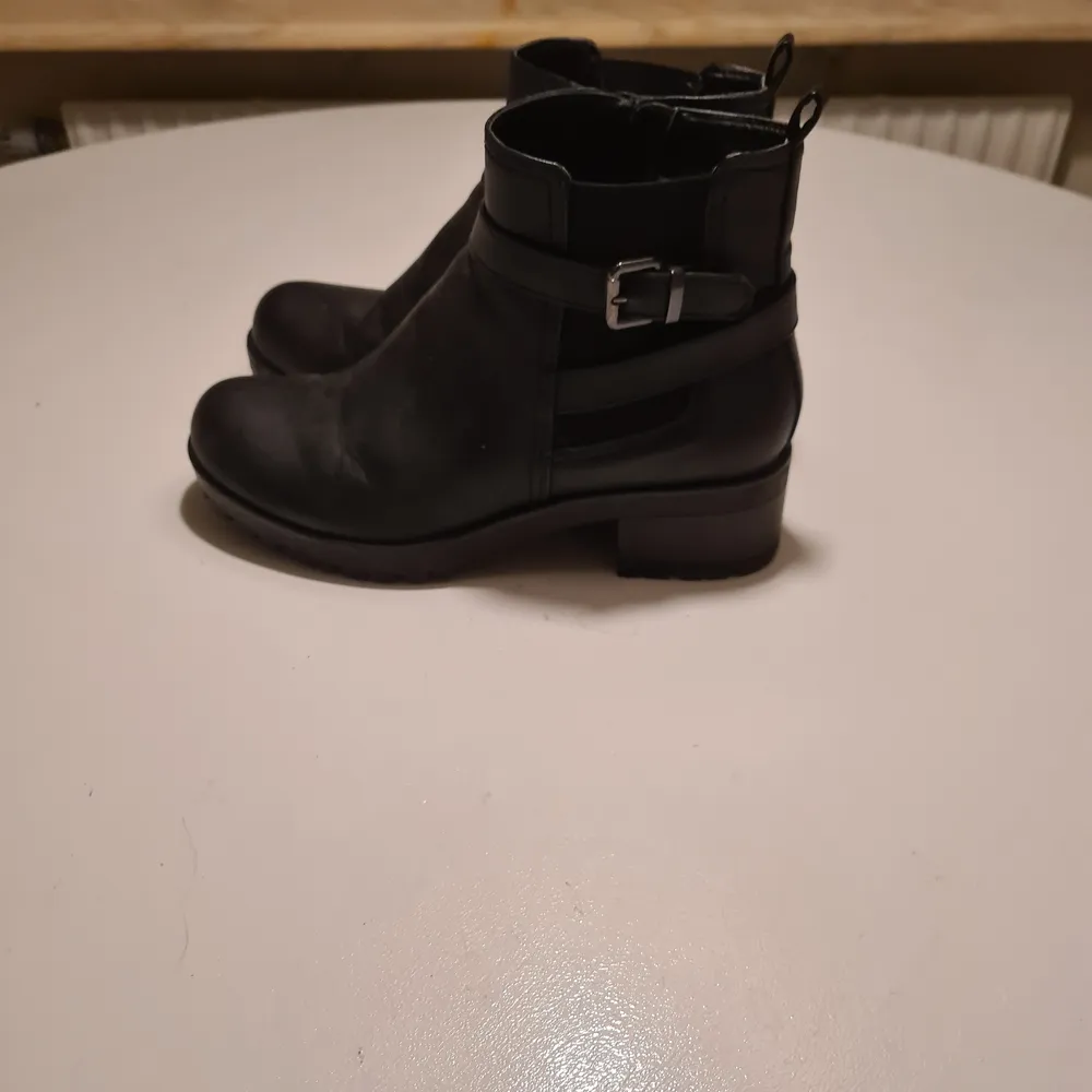 Knappt använda vinter boots , då jag ej tyckte dem va sköna, storlek 40. Skor.