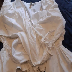 2 st puffiga piratiga skjortor - ☆Oversized☆ piratiga skjortor ♡ En svart och en vit. Den vita passar plussize 😘🌈 Snörningar i mitten och i ärmarna. Volangig i slutet. Knappt använda. Kanske försent för halloween, sorry, men för nästa år kanske 😅😘 150 kr för båda (dock dyrare i frakt). 70 kr för en.