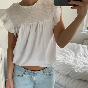 Vit topp - Säljer denna superfina toppen från mango i strl. M. 