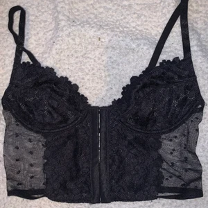 KORSETT NAKD - Superfin korsett-liknande topp i strl. XS. Säljes då den aldrig kommer till användning så den är i väldigt bra skick! Köpt på NAKD för några månader sedan! Storlek 70A Eventuell frakt betalas av köparen!