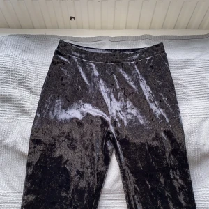 Leggings/utsvängda byxor - Säljer ett par svarta, utsvängda byxor/leggings då de ej kommit till användning en enda gång. Köpte de för 250kr i Lindex. Funkar utmärkt att gå runt i hemma som ett par mjukis men också klä upp de till en fin topp.