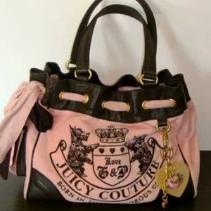Juicy Couture Rosa/Pink handväska ! - Juicy Couture Rosa/Pink handväska !  I nyskick, endast upptagen ur förpackningen. 🌺                                                Säljes billigt, rensar ut hemma så MÅNGA annonser G👍. Så söker du något speciellt (märkeskläder, smik, parfym, jackor,skor mm ett mess. 🌸 💌                                                                                                         Postas över hela Sverige, helst med rek. post för bådas säkerhet.