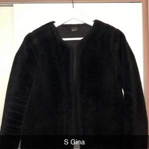 Säljer denna fluffiga jacka ifrån Gina Tricot i storlek S. Såå fin och så skön att ha på sig🥰💕