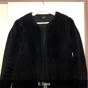 Fluffig jacka  - Säljer denna fluffiga jacka ifrån Gina Tricot i storlek S. Såå fin och så skön att ha på sig🥰💕