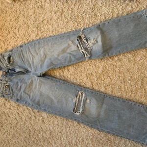 Asos jeans 👖  - Dom är i petit men skulle säga att dom är ganska stora i storleken, köparen står för frakt 📦 