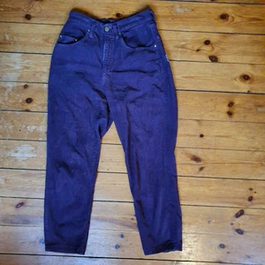 mörklila manchester vintage 70-tal gul&blå - de perfekta högmidjade manchesterbyxorna! vintage, fin lila färg som funkar med det mesta🍄 sitter fint med fickor bak, bra fickor fram! dessa passar mig perfekt som har byxstorlen 36 å är rätt kort (160cm)💫