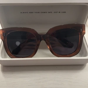 Chimi solglasögon  - Säljer ett par skit snygga  äkta chimi 008 coco. Aldrig använda. Kostar 1100kr ordinarie. Kommer endast med fodral. Pris kan diskuteras!! Hör av er 