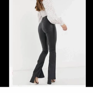 Skinnbyxor - Från stradivarius. Storlek 38. 89kr. 