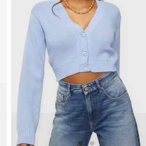 Blå cardigan  - Supersöt cardigan, perfekt nu i kallare väder. Köpt från Nelly.com (för 369kr) men får tyvärr inte användning för den. Använd en gång, alltså är den i jättefint skick💗💗
