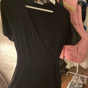 Svart klänning  - Svart klänning från pull and bear. Finna detaljer 💘💘