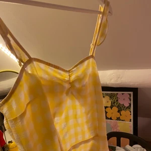 Sommar klänning 💛💛 - Gullig sommar klänning som knyts där bak💓 Från H&M, köpte förra sommar 