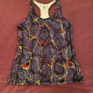 Tränings topp - Tränings topp från H&M. Har inte använt så ofta typ 1/2 gånger. Den är gott som ny. 